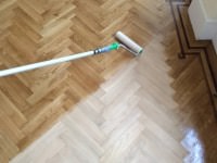 Покрытие паркета лаком после удаления царапин Лакированный паркет
